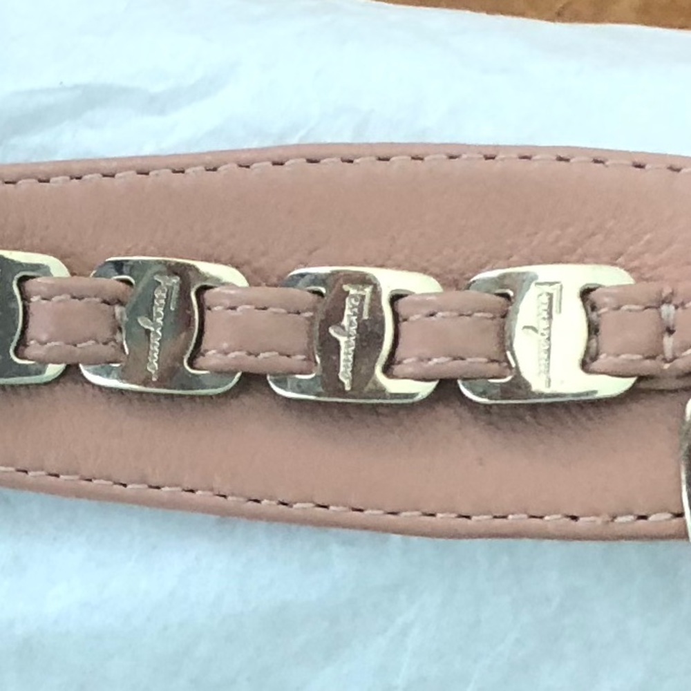 Salvatore Ferragamo Tahiti Blush Pink Leather Sandals with Gold Chain Detail - Picture 5 of 12